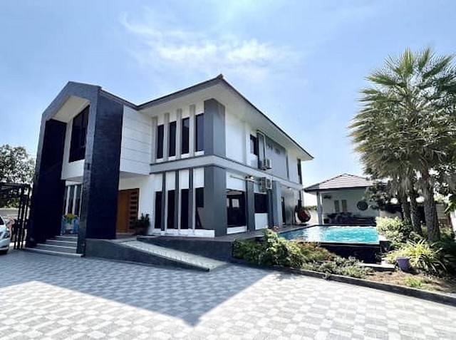 ขายบ้านเดี่ยว Pool Villa หลังใหญ่ ปลูกสร้างเอง 200 ตรว. พร้อมเฟอร์นิเจอร์พร้อมอยู่ ใกล้ รร.ไทรน้อย